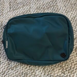 lululemon athletica women’s Teal 2L Bag